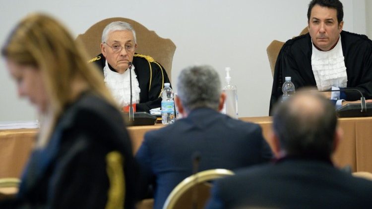 Il comandante della Gendarmeria, Gianluca Gauzzi Broccoletti, durante l'esame
