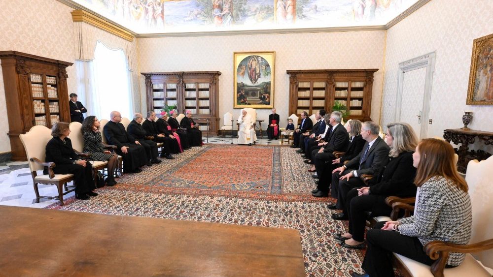 Papa com membros da Organiza??o "Misin America"