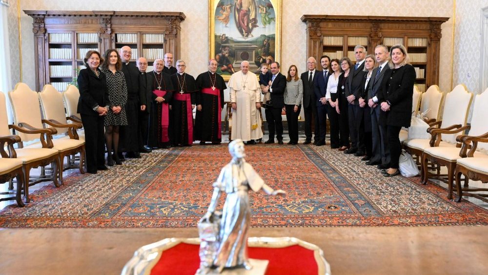 Papa com membros da Organiza??o "Misin America"