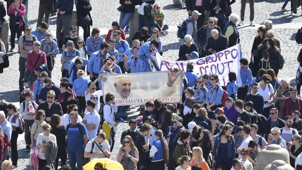 Fiis na Pra?a S?o Pedro para o Angelus