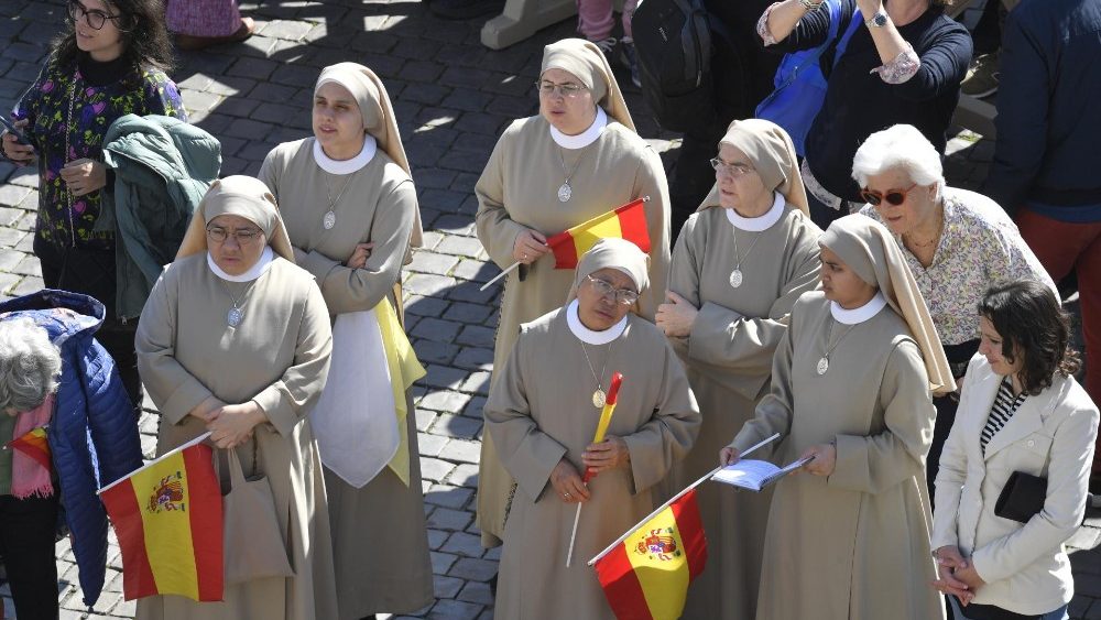 Fiis na Pra?a S?o Pedro para o Angelus