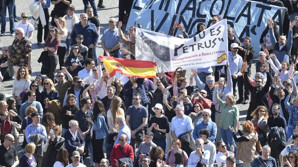 Fiis na Pra?a S?o Pedro para o Angelus