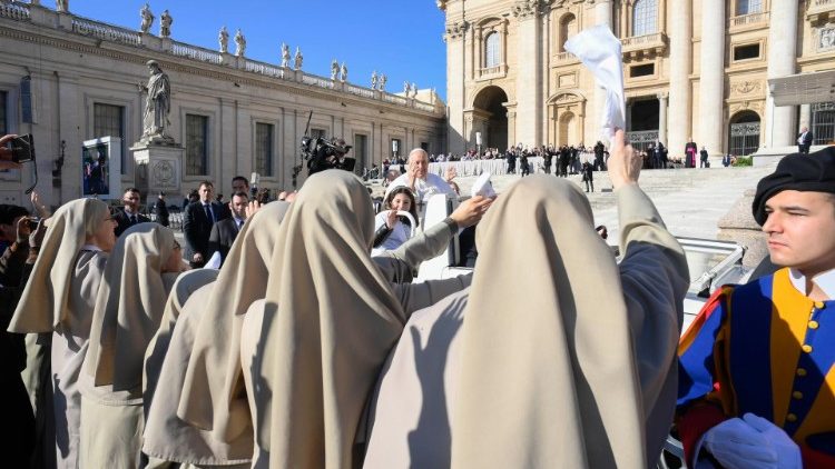Fedeli in piazza San Pietro