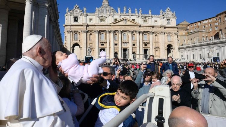 Papst Franziskus auf dem Petersplatz