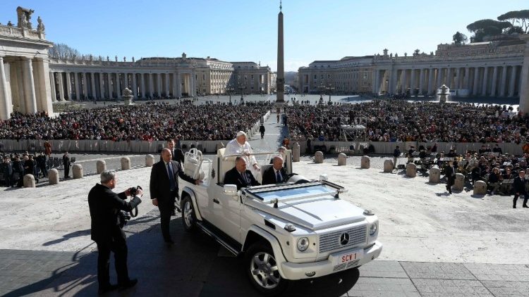 La papamobile sul sagrato della basilica vaticana