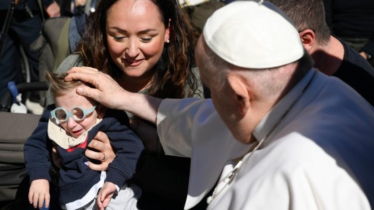 Francesco benedice una bambina