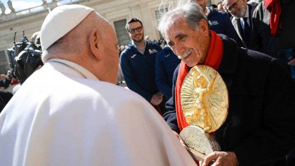 Al Papa la Coppa degli Ultimi alla Maratona di Roma