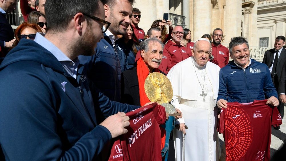 Al Papa la Coppa degli Ultimi alla Maratona di Roma