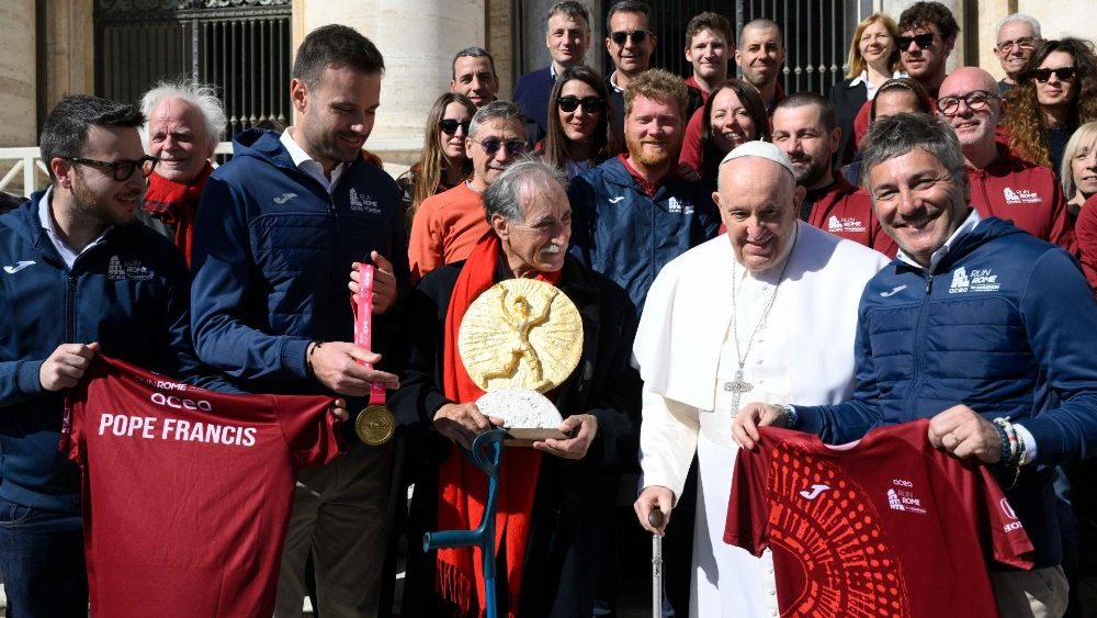 Al Papa la Coppa degli Ultimi alla Maratona di Roma