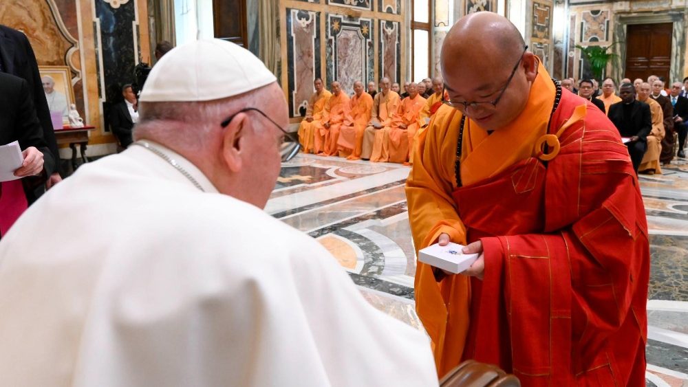 O Papa Francisco com a delega??o da Associa??o Unida do Budismo Humanista de Taiwan
