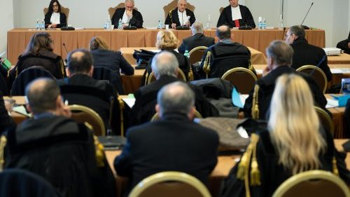 Processo vaticano, la difesa Becciu: accuse per mostrificare il cardinale