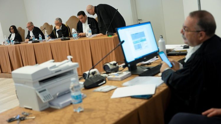 L'udienza del processo nell'aula dei Musei Vaticani