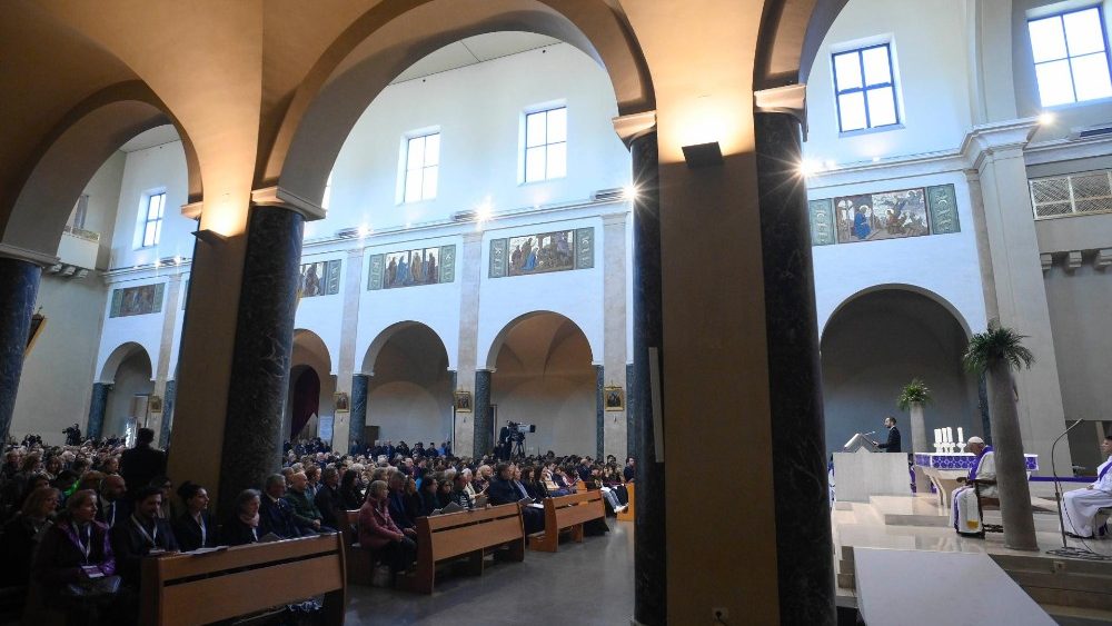 La chiesa romana di Santa Maria delle Grazie al Trionfale durante la "24 ore per il Signore" presieduta da Papa Francesco