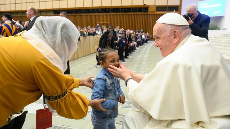 Papa Francesco saluta un bambino
