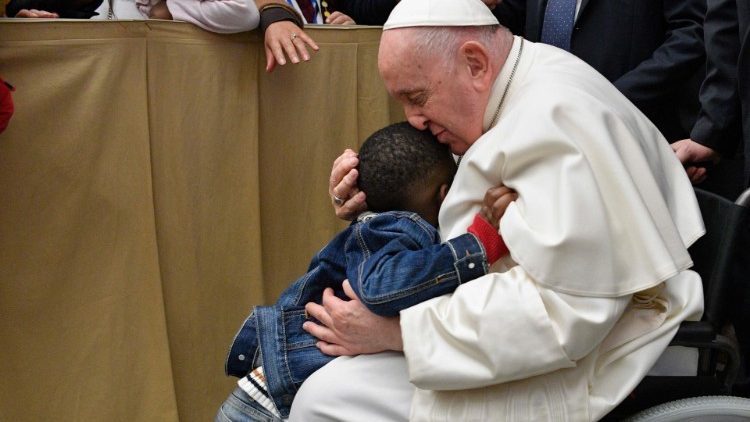 Papa encontra famlias refugiadas na Sala Paulo VI - 18.03.2023