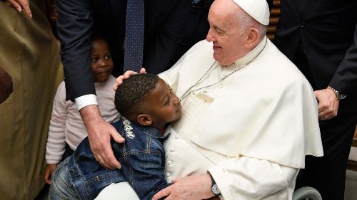 Treffen mit Flüchtlingen: Papst lobt humanitäre Korridore