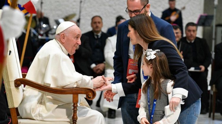François, saluant une famille de réfugiés syriens, samedi 18 mars 2023, salle Paul VI. 