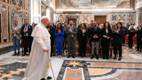 Francesco: cè bisogno di una "buona politica", la guerra ne è il fallimento