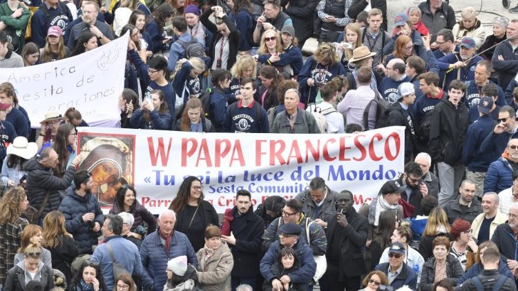 Fedeli in piazza San Pietro