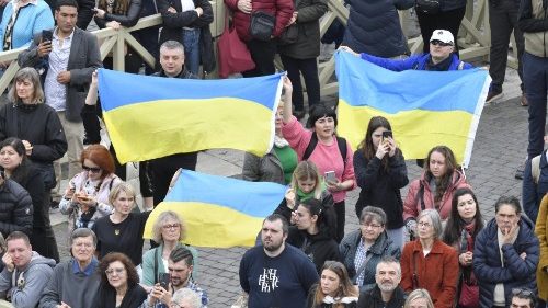 Il Papa: non dimentichiamo l'Ucraina che soffre per i crimini della guerra
