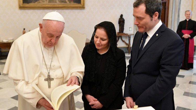 Le Pape aux côtés de Maria Luisa Berti et Manuel Ciavatta, capitaines-régents de Saint-Marin.