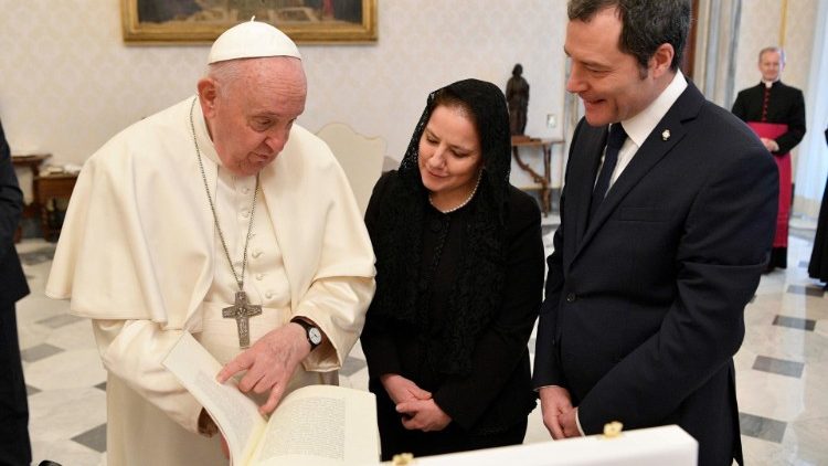 Der Papst mit den Regierungschefs von San Marino