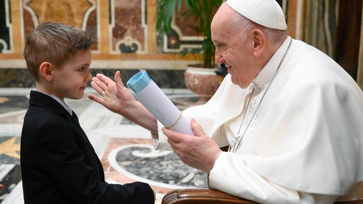 Papa Francisco com um menino