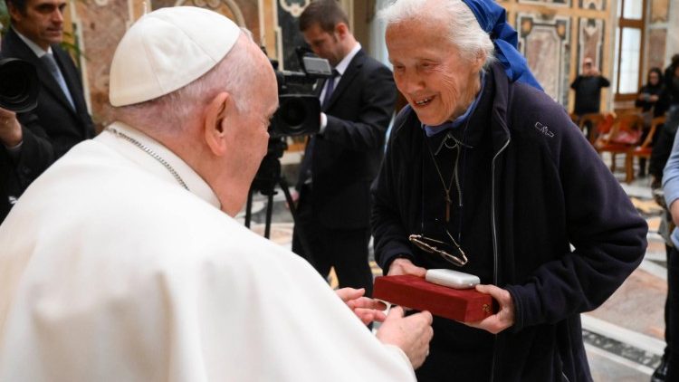 Il Papa con suor Genevieve Jeanningros