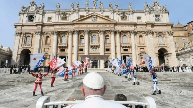 Er darf sogar mit dem Auto bis vor das Hauptportal fahren: Franziskus muss am Petersdom nicht Schlange stehen