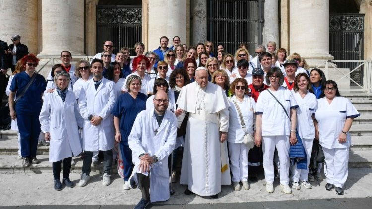 Papa Francesco e il personale medico e sanitario dellospedale di Asiago 