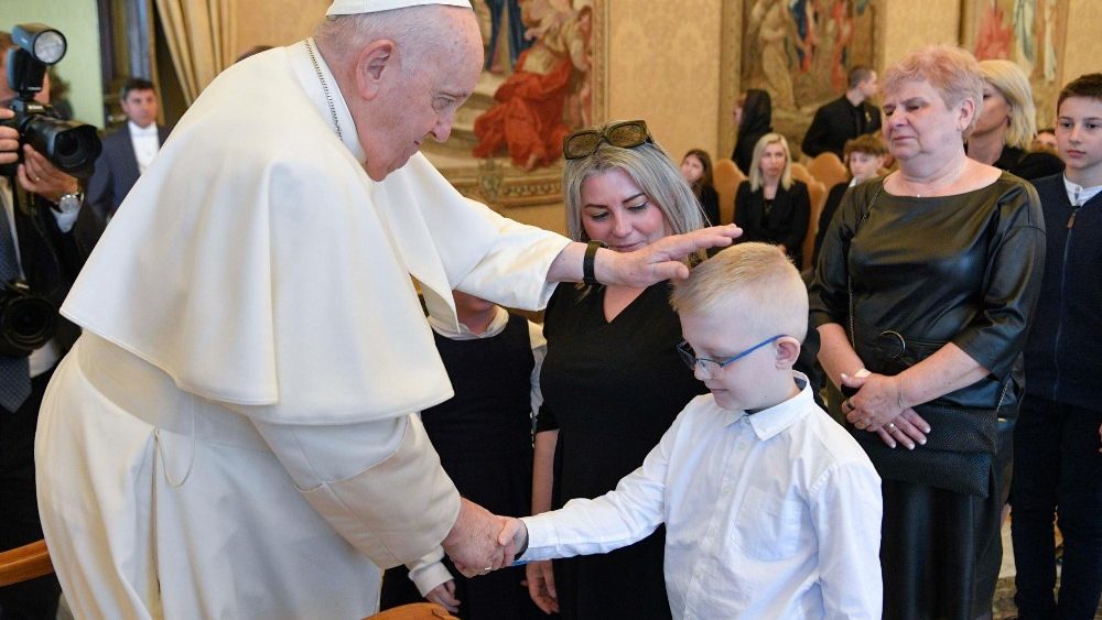 Francesco saluta i partecipanti all'udienza tra cui molti bambini