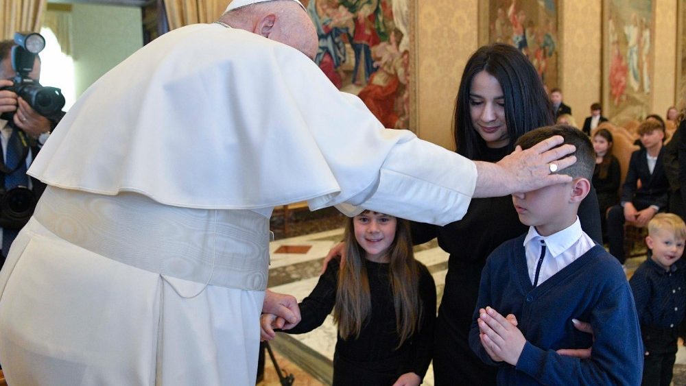 Francesco saluta i partecipanti all'udienza, molti i bambini 
