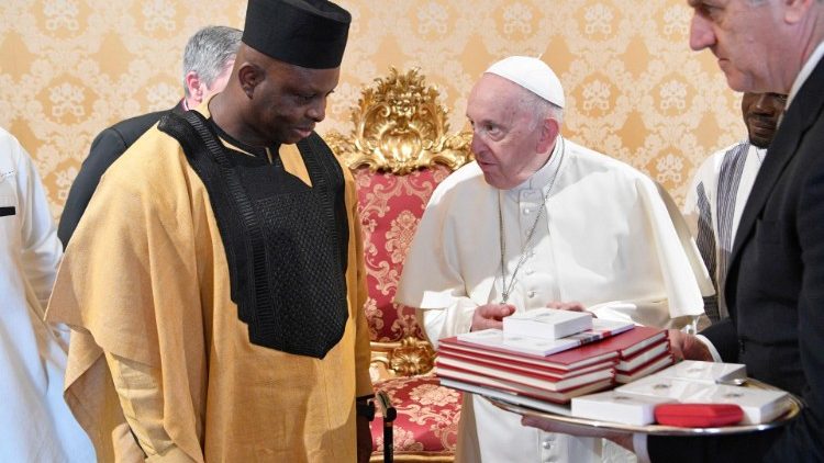 Burkina Fasos Ambassador to the Holy See, Re'gis Ke'vin Bakyono with MAP Francis.