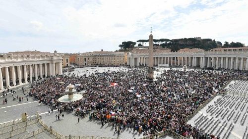Il Papa: togliere la pietra dai sepolcri dei nostri problemi e tornare a vivere