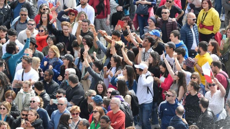 I fedeli della piazza ascoltano il Papa