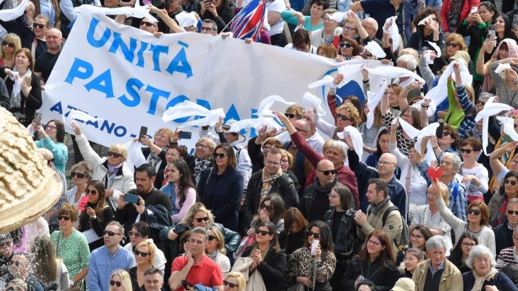 La folla dei fedeli