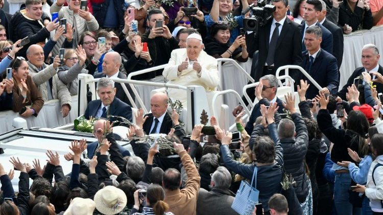 Francisco na Pra?a S?o Pedro para a tradicional missa do Domingo de Ramos