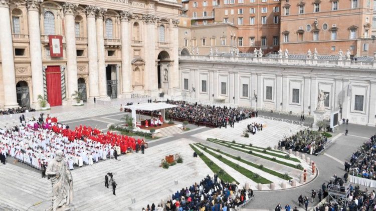 Como es tradición, durante toda la Semana Santa 2023 la Plaza de San Pedro está adornada con arreglos florales. Y este Domingo de Ramos, en especial, se distribuyen ramas de olivo proporcionadas por la Asociación Nacional Italiana "Città dellOlio". (Vatican Media)