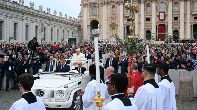 El Santo Padre recorrió la Plaza de San Pedro en el papamóvil antes de presidir la eucaristía. El celebrante en el altar fue el Cardenal Leonardo Sandri, vicedecano del Colegio Cardenalicio. (Vatican Media)