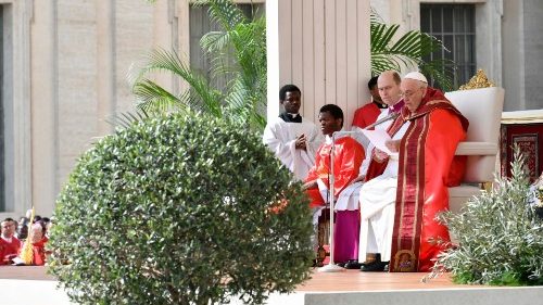 Il Papa: in tutti gli esclusi Gesù abbandonato oggi grida e chiede di essere amato