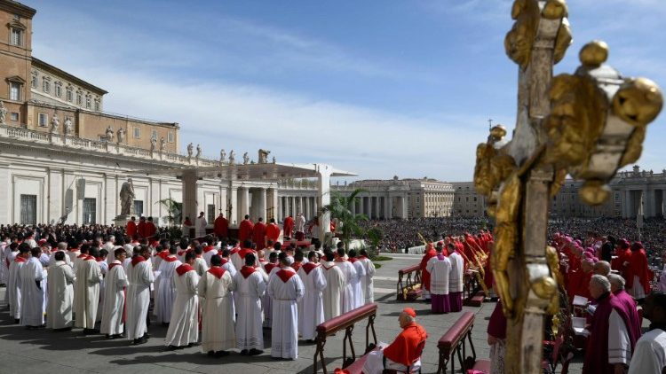 Messe des Rameaux, dimanche 2 avril 2023, place Saint-Pierre. 