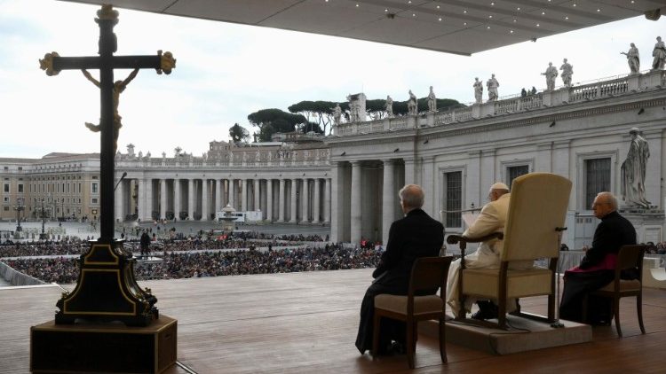 Papa Francisc la audiența generală din 5 aprilie 2023 în Piața Sfântul Petru din Cetatea Vaticanului.