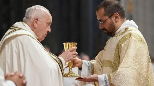 Papa Francisco: Necesitamos continuamente volver al santo altar"