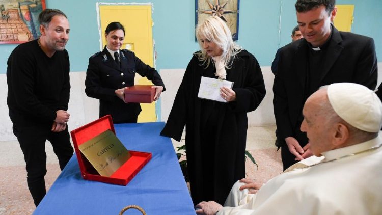 Papa Francesco benedice la targa della cappella intitolata al beato Puglisi