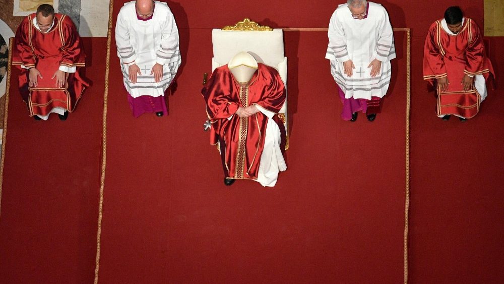 As imagens da celebra??o da Paix?o do Senhor na Baslica de S?o Pedro