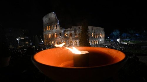 Via Crucis, dal Colosseo sale il grido degli afflitti. Il Papa in preghiera a Santa Marta