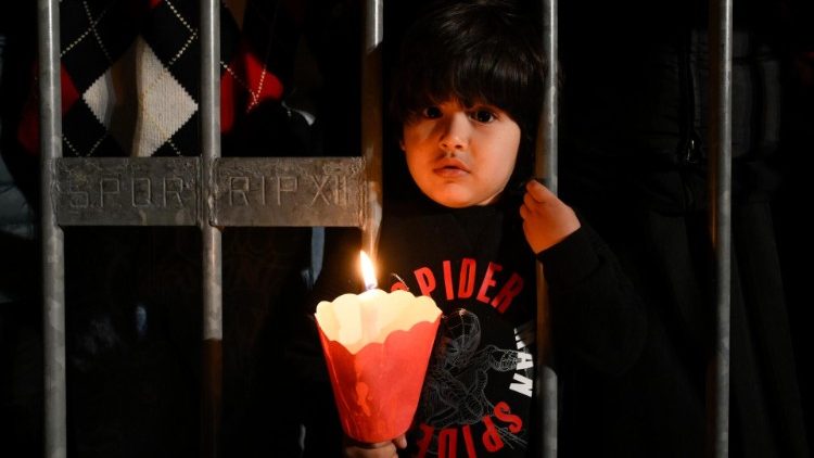 Un bimbo con in mano il suo flambeaux