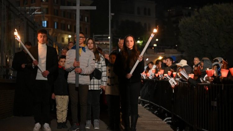 Ukrajnai fiatalok a kereszttel 