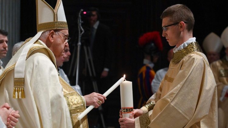 Papa Francisco presidiendo la Vigilia Pascual 