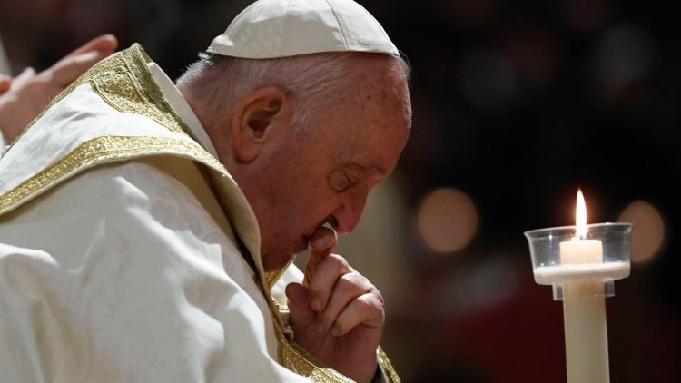 Papst Franziskus bei der Ostervigil im Petersdom